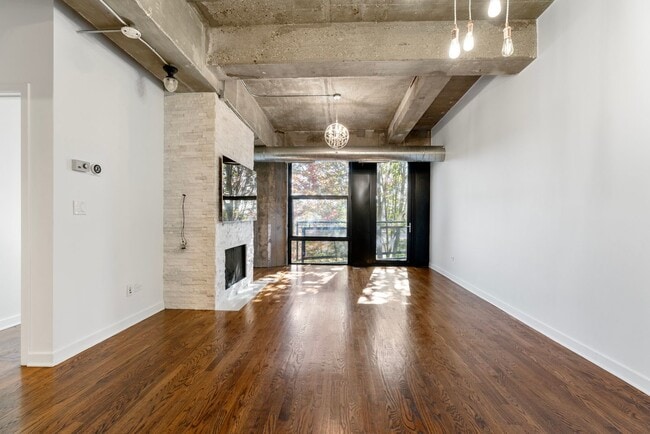 Building Photo - 1001 W 15th St