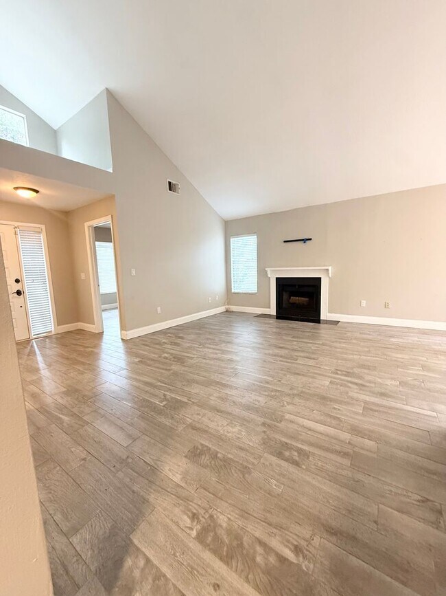 Building Photo - 621 Landings Pl