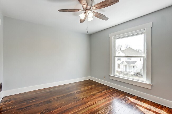 Building Photo - Two Bedroom in Dayton!