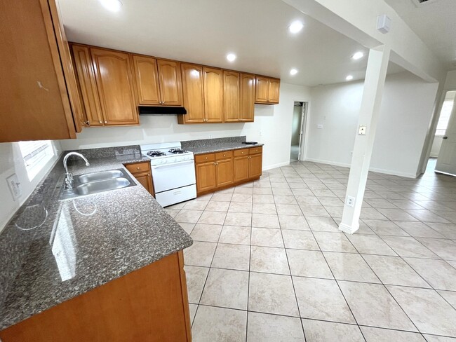 Building Photo - 1656 Bryn Mawr Ct
