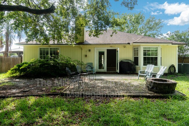 Building Photo - 12565 Long Lake Ct