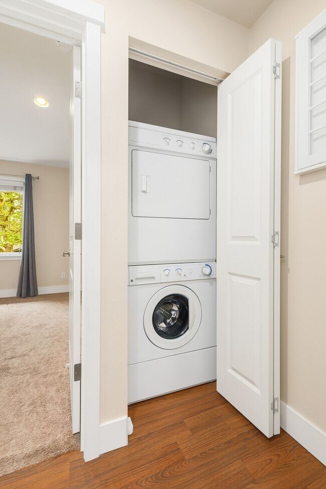 Building Photo - Welcoming Top Floor 1 Bedroom Condo - Gated Community with Parking