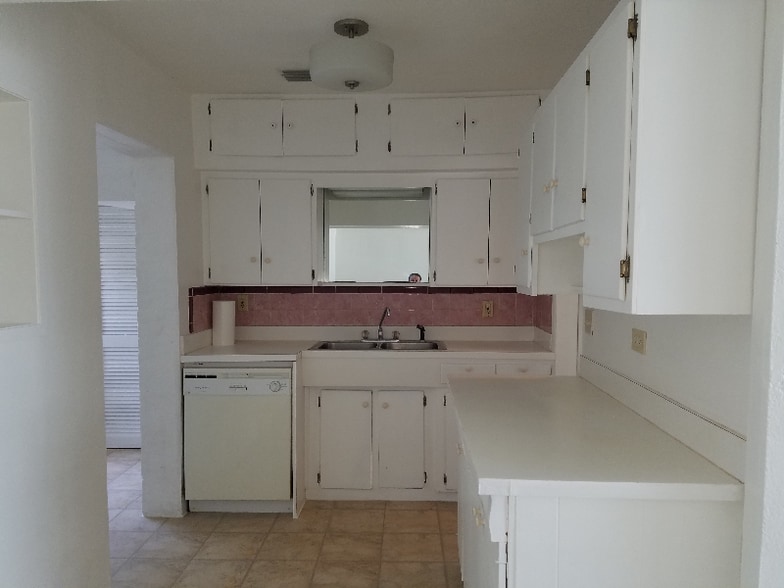 Building Photo - 13406 Boca Ciega Ave