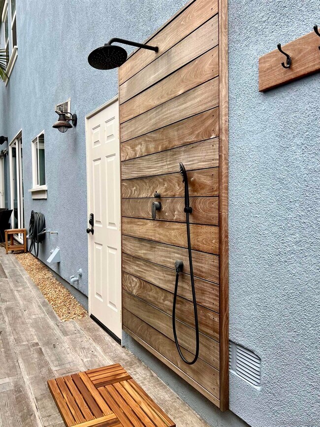 Building Photo - 517 N Cedros Ave