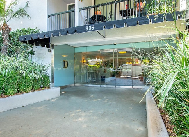 Building Exterior - 906 N Doheny Dr