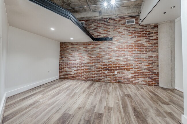 Building Photo - 1001 Belleview St