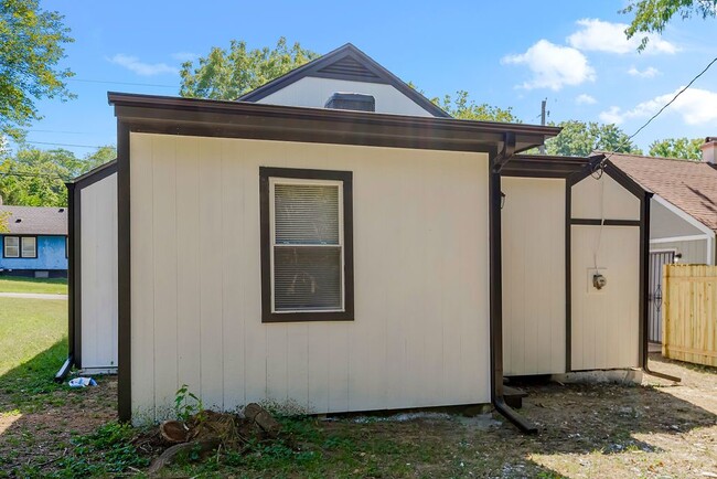 Building Photo - "Adorable 3-Bedroom Home with Elegant Touc...