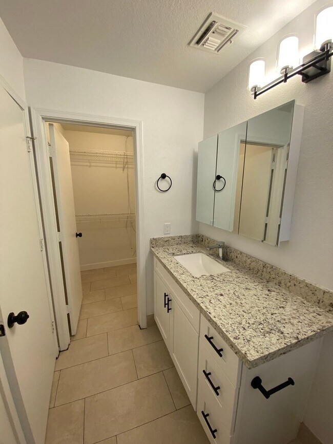 Building Photo - Renovated Super Sharp 3 bedroom, 2 bathroo...