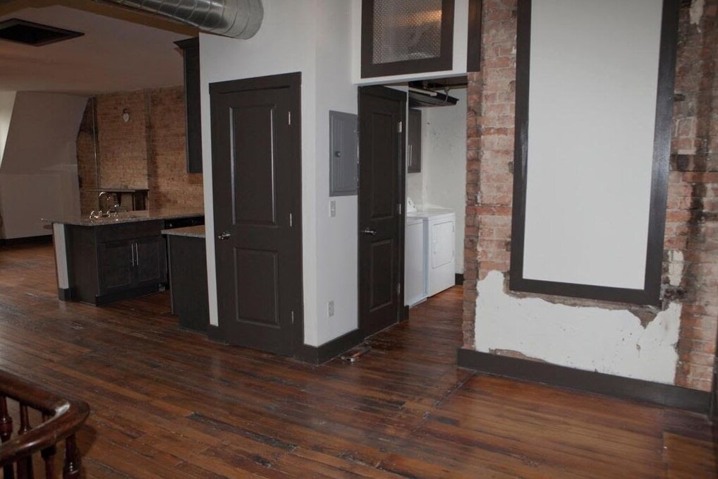 Building Photo - 2611 Short Vine St