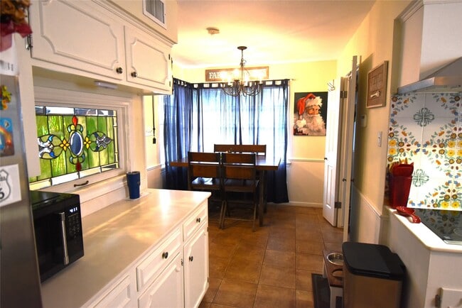 Building Photo - 8011 Meadowvale Dr