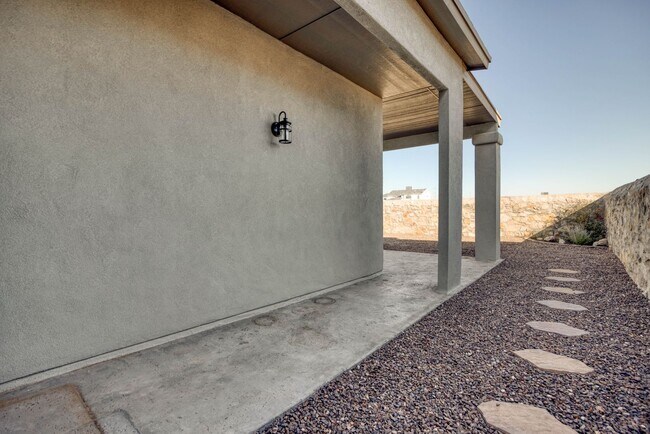 Building Photo - Eastside area for Short or Long Term Rental(Completely Furnished) Beautiful 4 bed/2 baths