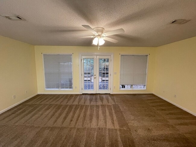 Building Photo - Foxchase Subdivision - End Unit!