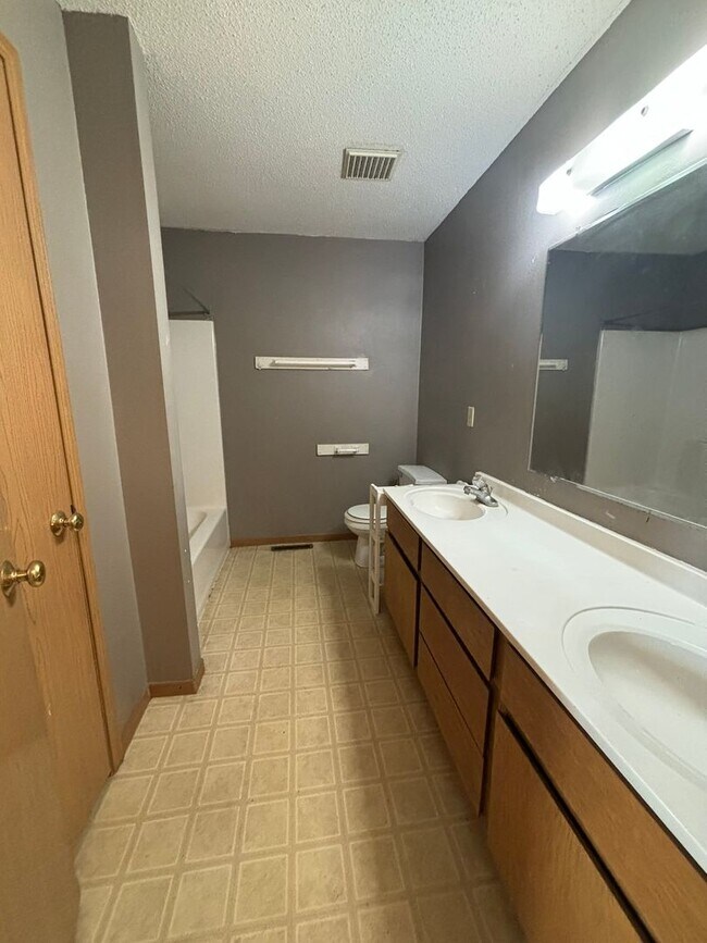 Building Photo - 33 W Minnesota St