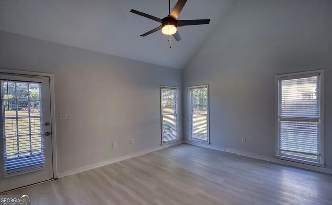 Building Photo - 2111 Highland Club Dr SE