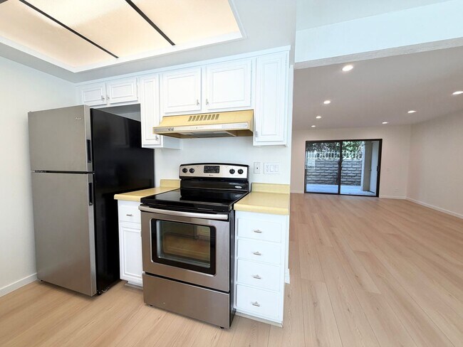 Building Photo - AVAILABLE NOW!! 1 Bedroom 1 Bathroom Condo in Palm Springs!