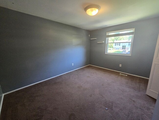Building Photo - AVAILABLE NOW! Adorable 3 Bedroom Split Entry Home - Monroeville PA