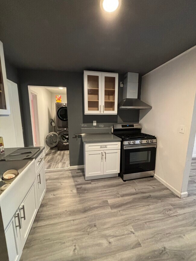 Building Photo - 1851 E 43rd St