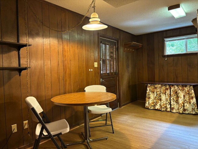 Building Photo - 905 Hardimont Rd