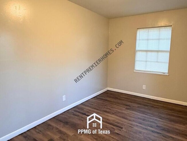 Building Photo - 10112 Palo Alto Dr
