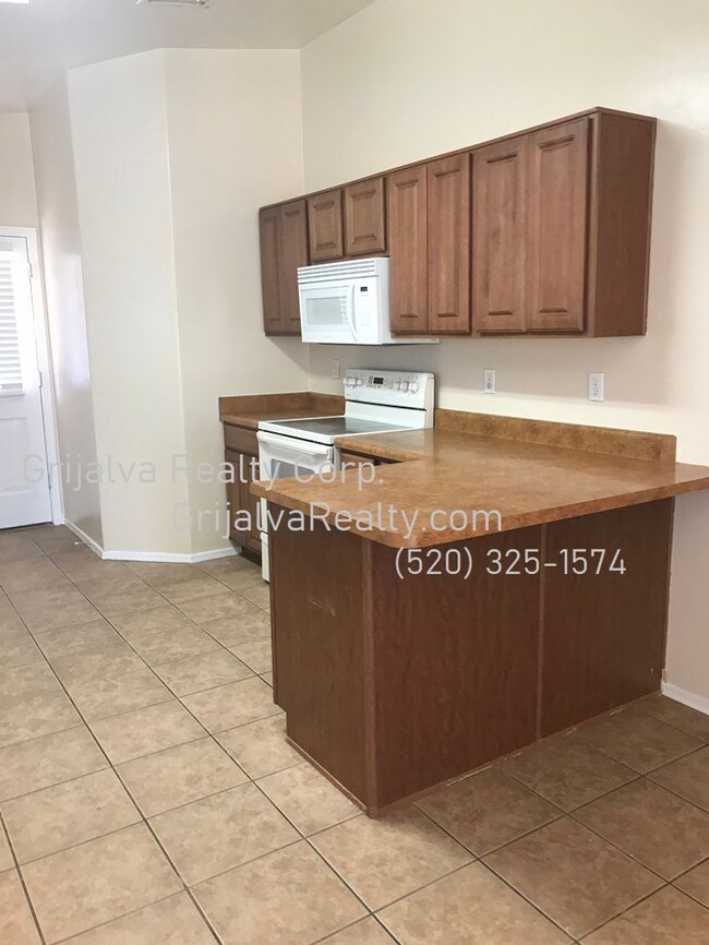 Building Photo - Spacious 4 BR House w/Garage  (36th St/Cam...