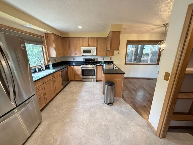 Building Photo - Beautiful 4 Bed, 2 Bath Single Family Home 2 Attached Car Garage and Laundry In Unit!