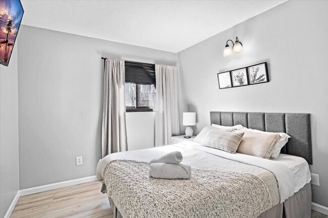 Building Photo - 1150 Country Club Dr