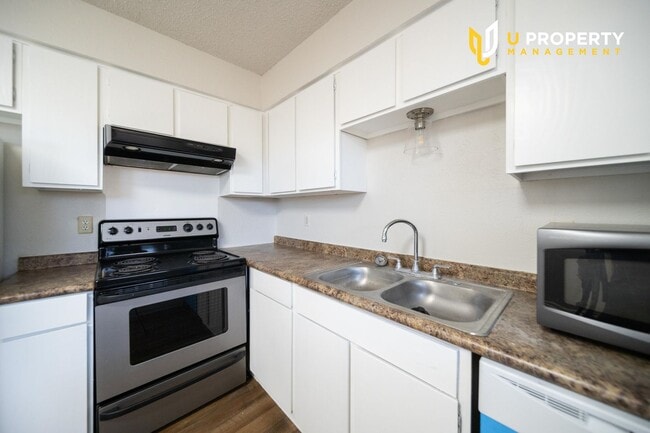 Building Photo - Sweet townhome in Dallas