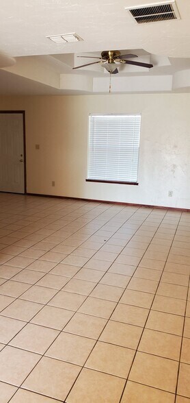 Building Photo - 2000 Circle Dr