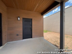 Building Photo - 2615 S Flores St