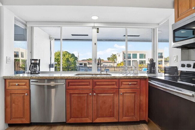 Building Photo - 2365 NE 195th St