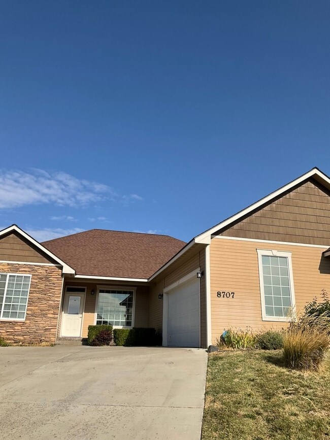 Building Photo - 8707 MacLaren Ave