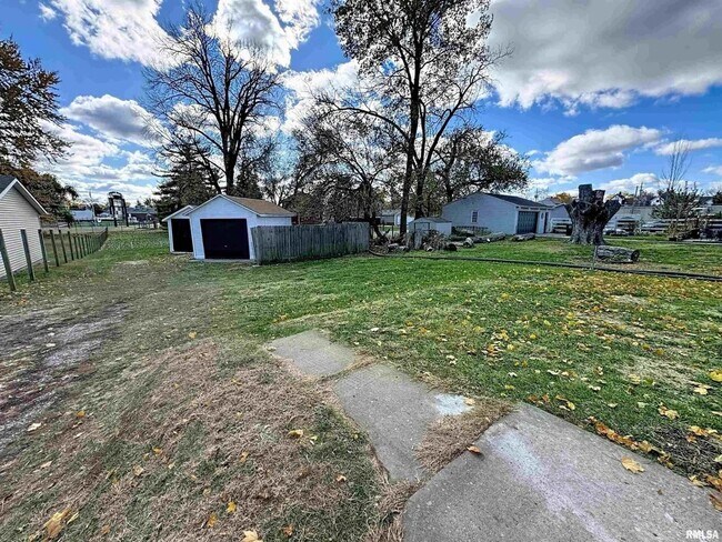 Building Photo - 3 Bedroom Rental in Moline