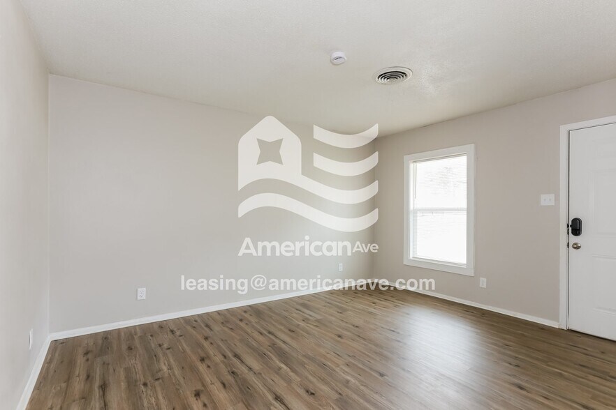 Building Photo - 922 W 54th St