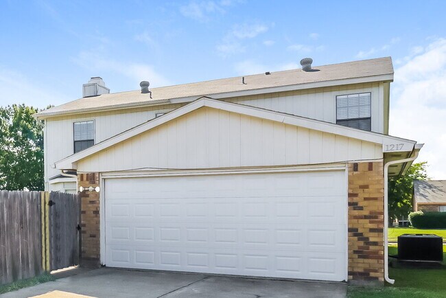 Building Photo - 1217 Greenbriar Ln