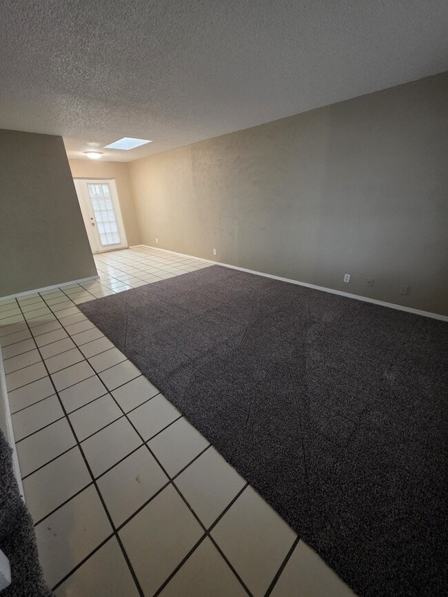 Building Photo - 3 bed 2 bath townhome, 2 car garage