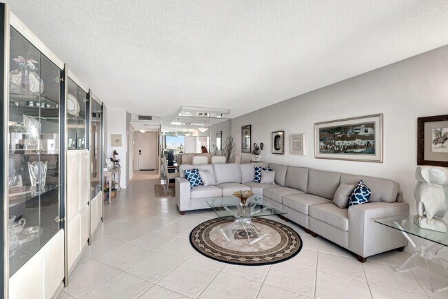 Building Photo - 6866 Huntington Ln