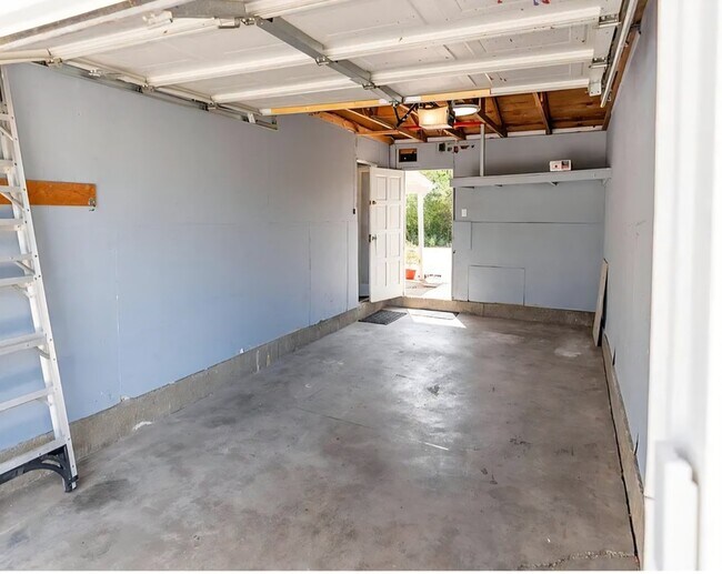 Building Photo - 3001 S Forest St