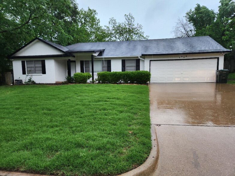 Building Photo - 1529 E Don St