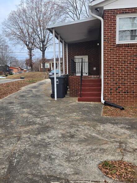 Building Photo - 2218 Lakeland Rd