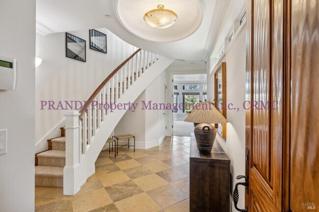 Building Photo - Luxury Townhome on Exclusive De Silva Island!
