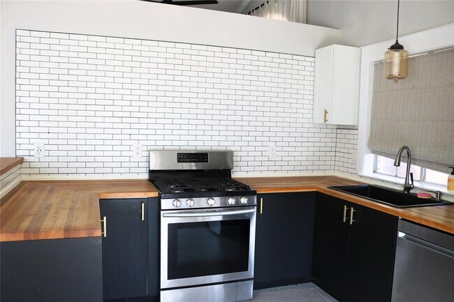 Building Photo - 1111 Blue Fox Dr