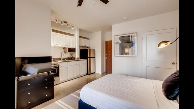 Building Photo - 1140 N La Salle Dr