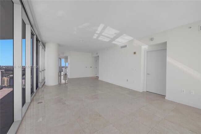 Building Photo - 17121 Collins Ave