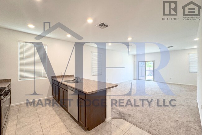 Building Photo - 4Bed/4Bath House w/2 Car Gar in Tucson! $1...