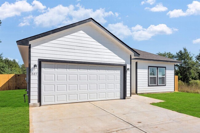 Building Photo - 1683 Rd 3556
