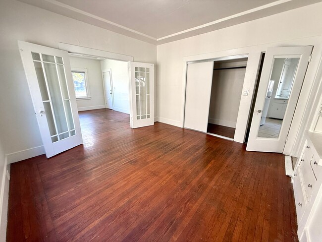 Building Photo - 3114 MLK 1BD 1Bath Unit