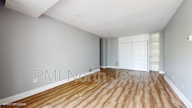 Building Photo - 462 River Rd