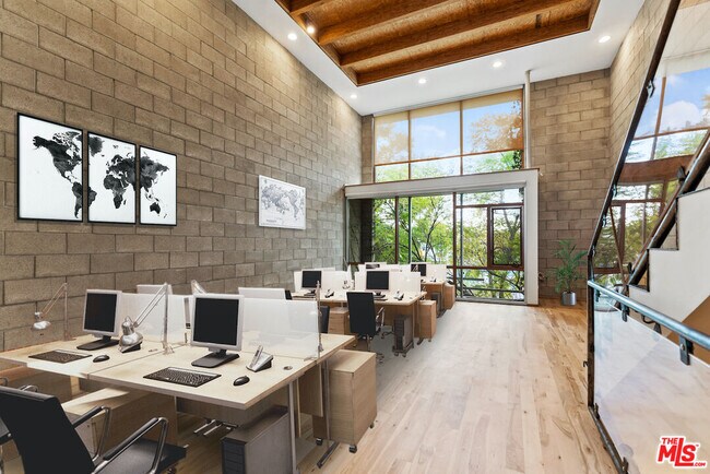 Building Photo - 6615 Melrose Ave