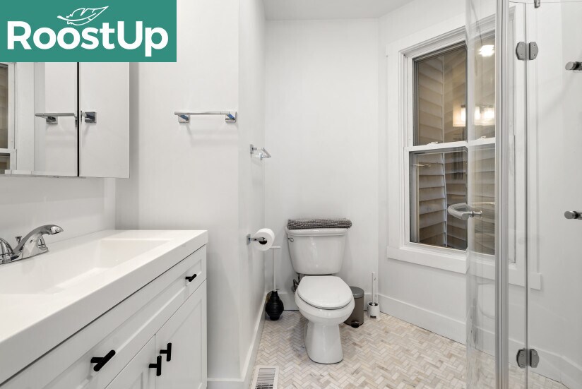 Building Photo - Furnished Bedroom with Private Bath in South Boston