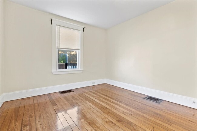 Building Photo - 52 Roslyn St